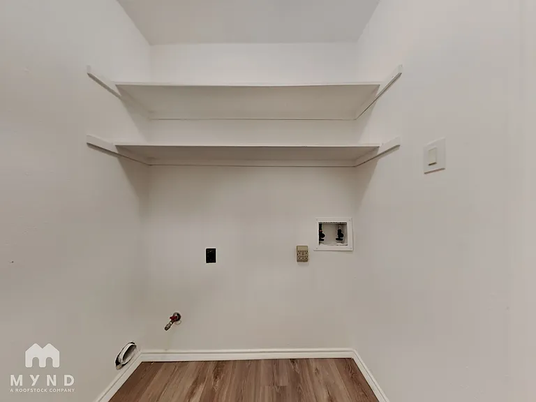 225 Bedford Ln — Photo 15