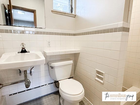 4th image of 800 Glencoe St APT B
