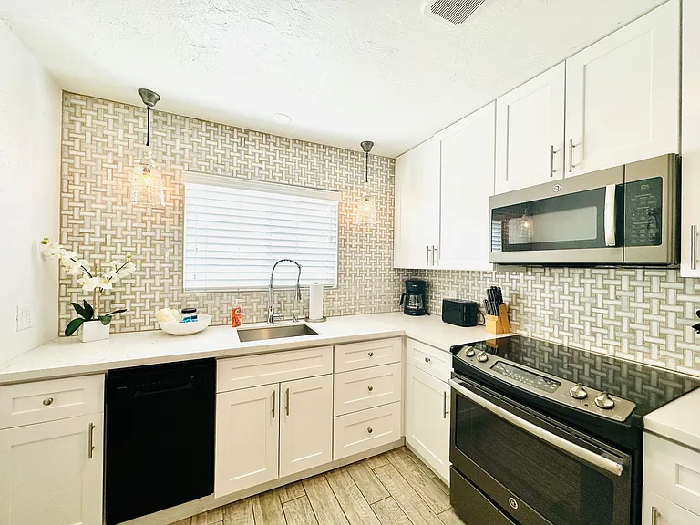 1 and 2 Bedrooms Great Location with Community Pool and Onsite Laundry! 1/2 of Mile from U of A — Photo 11