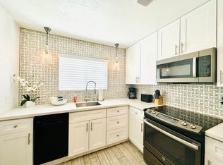 1 and 2 Bedrooms Walking Distance to U of A! Great Location with Community Pool and Onsite Laundry!, Tucson, AZ 85719