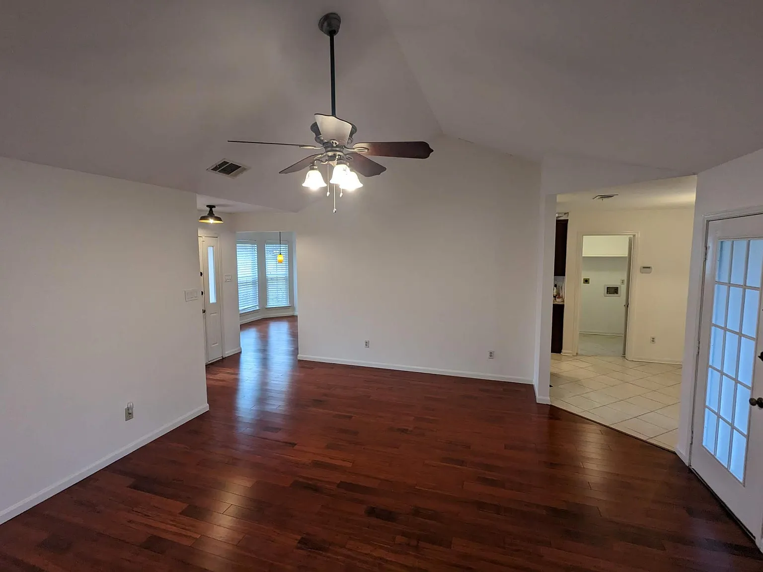 3 bed, 1599 sqft, $2,700 — Photo 3