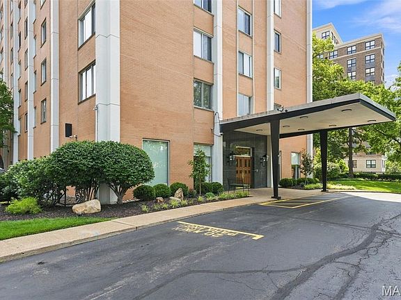 3rd image of 900 S Hanley Rd APT 1D