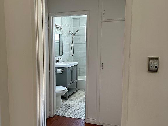 4th image of 852 S Lorraine Blvd #11