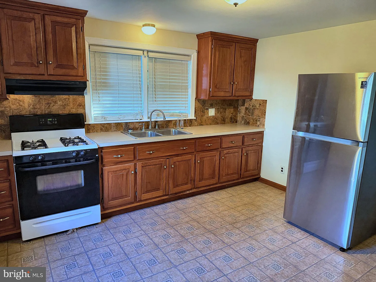 3 bed, 1.0 bath, 1210 sqft, $2,300 — Photo 2