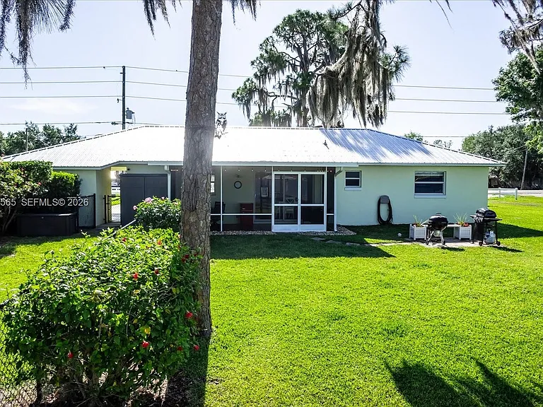 924 Lake Dr E — Photo 35