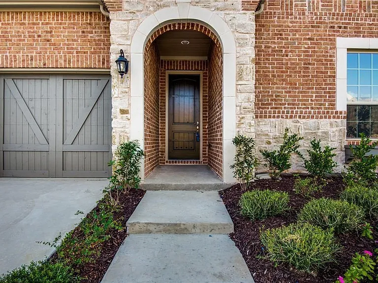 2612 Walnut Creek Ln — Photo 2