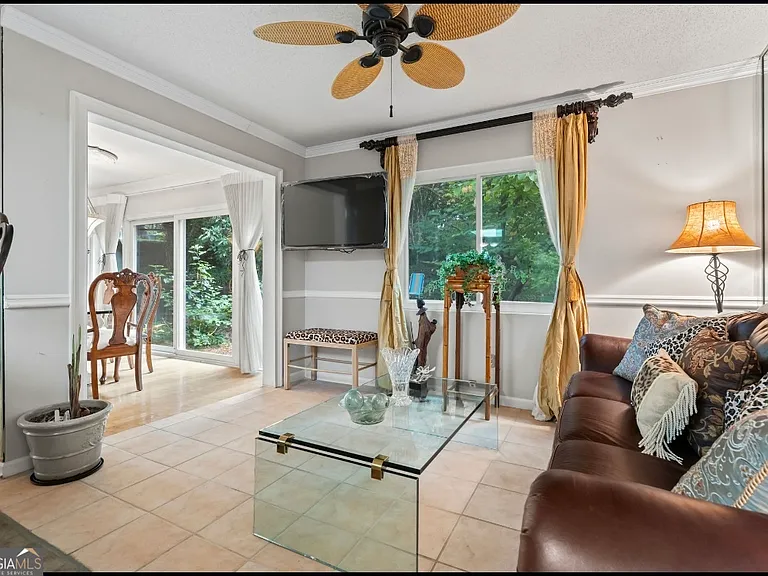 81 Hampshire Ct — Photo 22