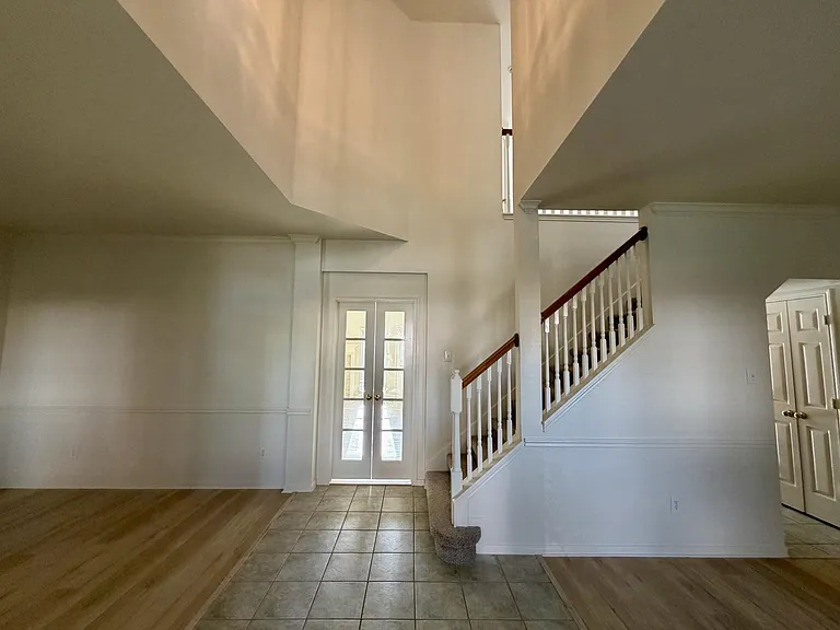 2317 Orleans Ln — Photo 5