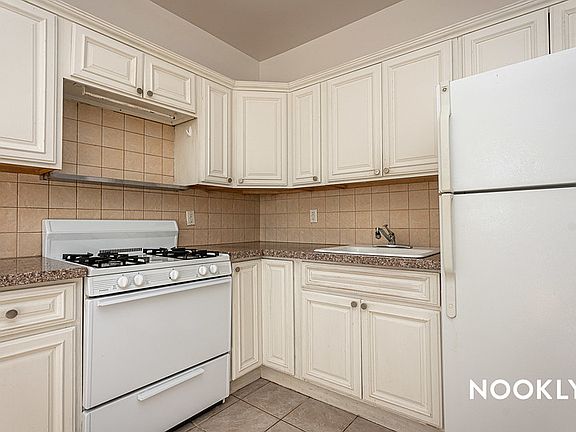 3rd image of 823 Willoughby Ave APT 1A