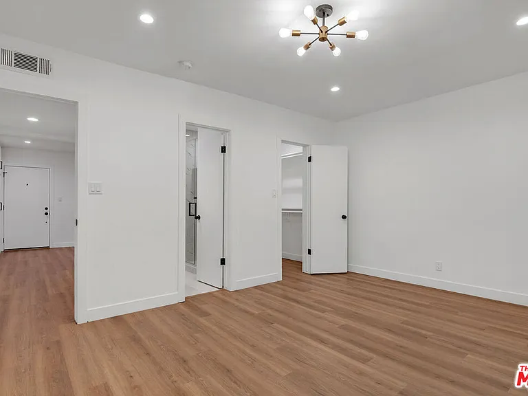 950 Havenhurst Dr #6 — Photo 18