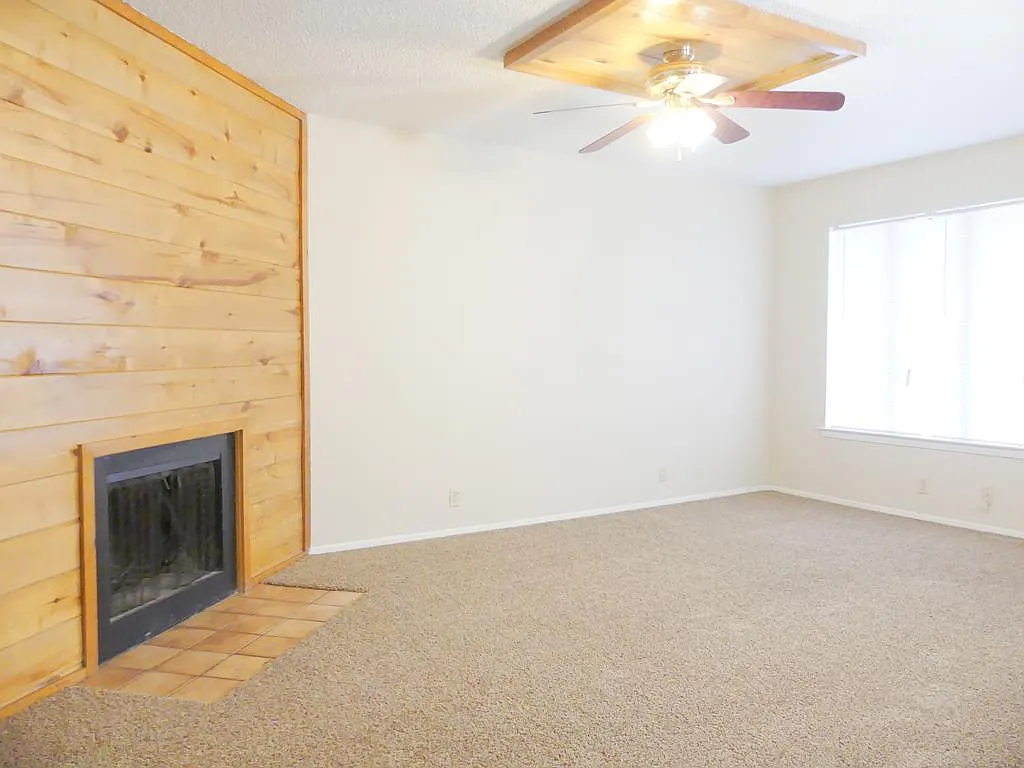 Building Photo - 1204 NE Aspen Dr #D