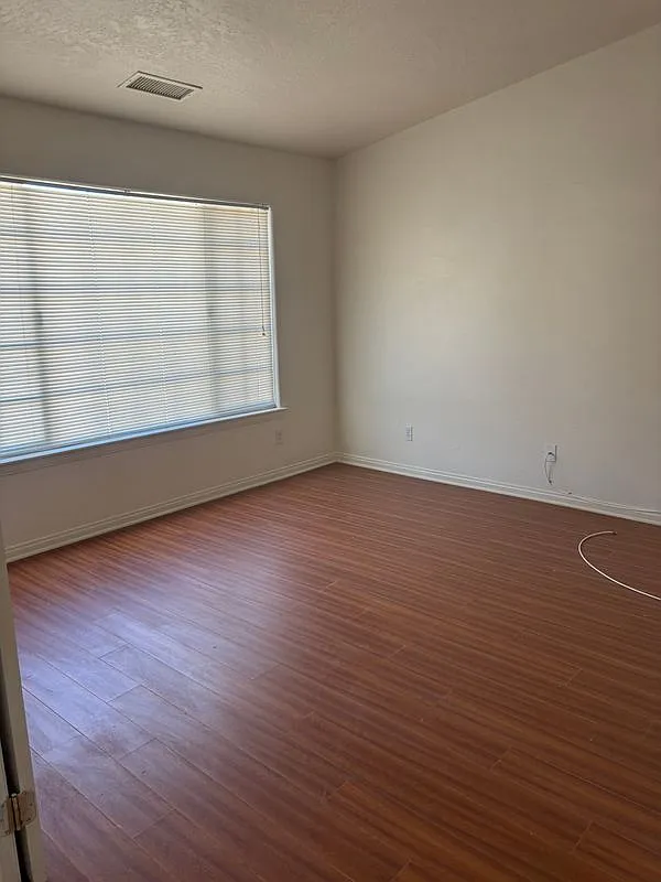 3 bed, 2.0 bath, 1560 sqft, $2,300 — Photo 2