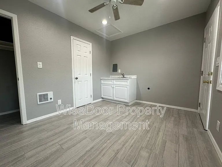 2752 E 58th St #B — Photo 5