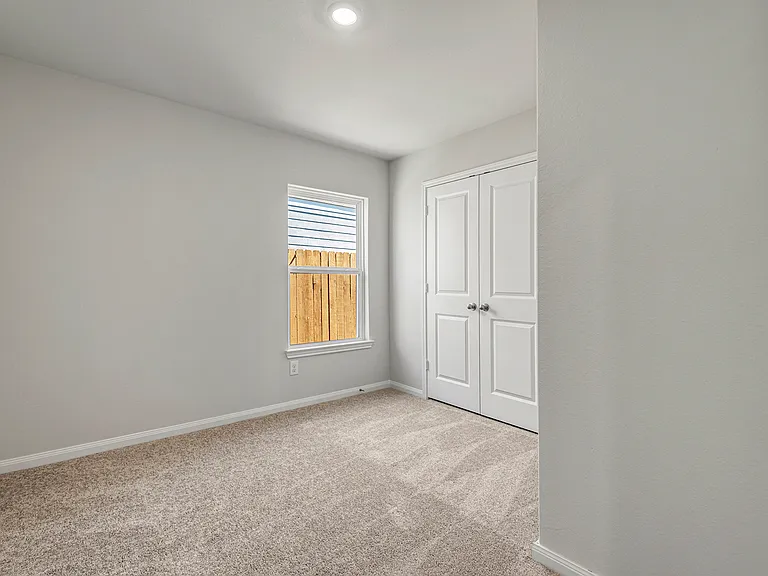 Secondary bedroom.