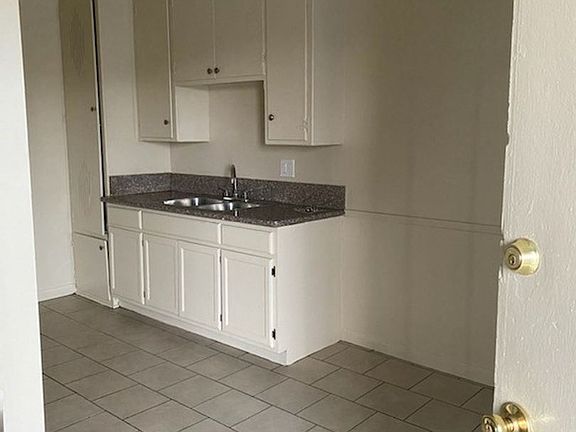 4th image of 11400 Menlo Ave #6-1