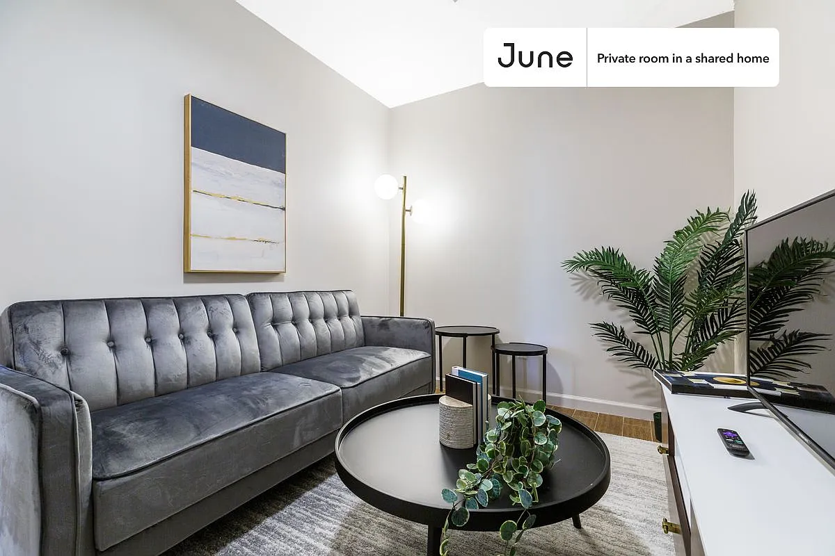 Queen bedroom in 3 bed/1 bath home in Chinatown #263 B — Photo 3