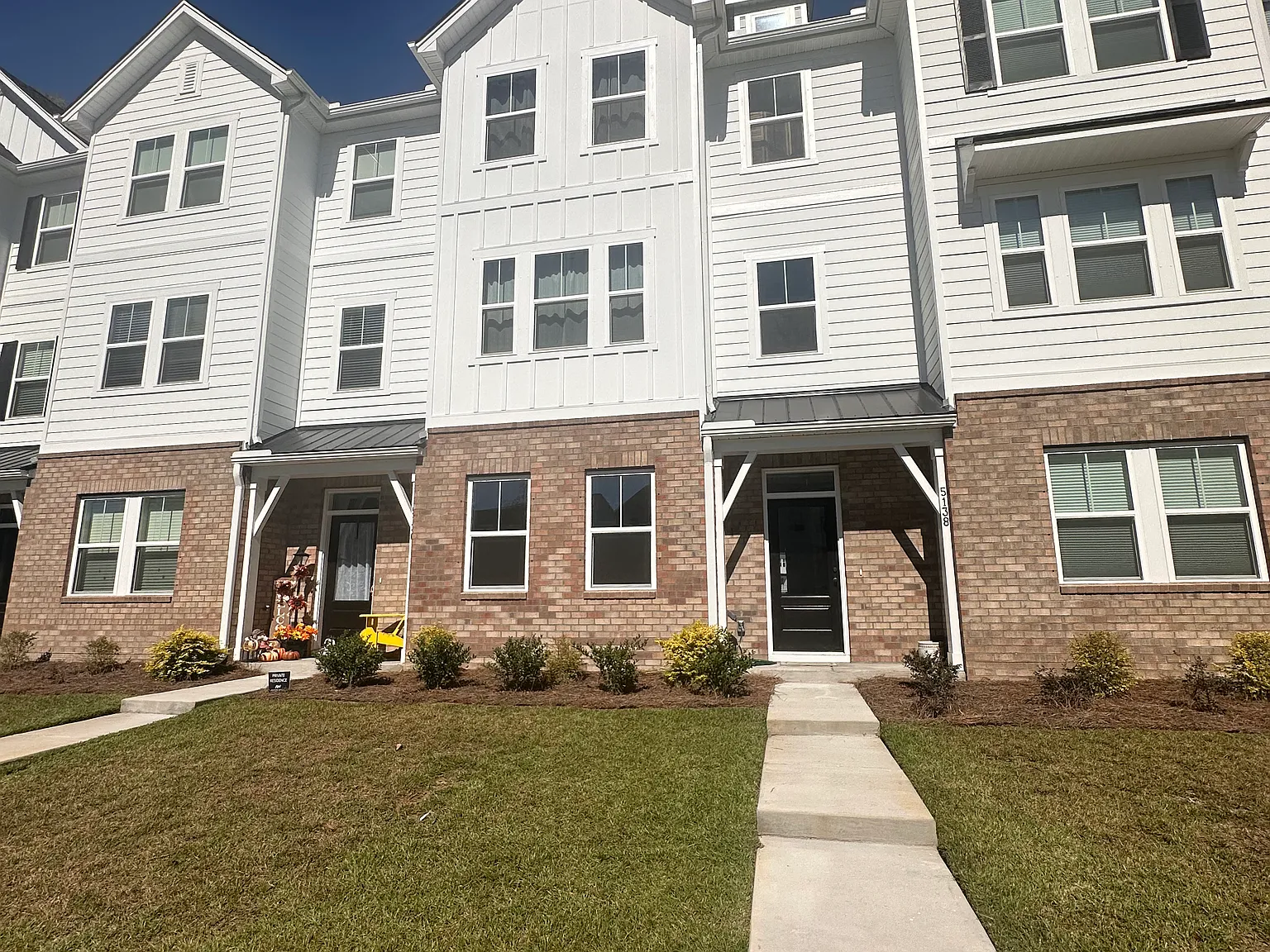 3 bed, 3.5 bath, 2400 sqft, $2,300 — Photo 1