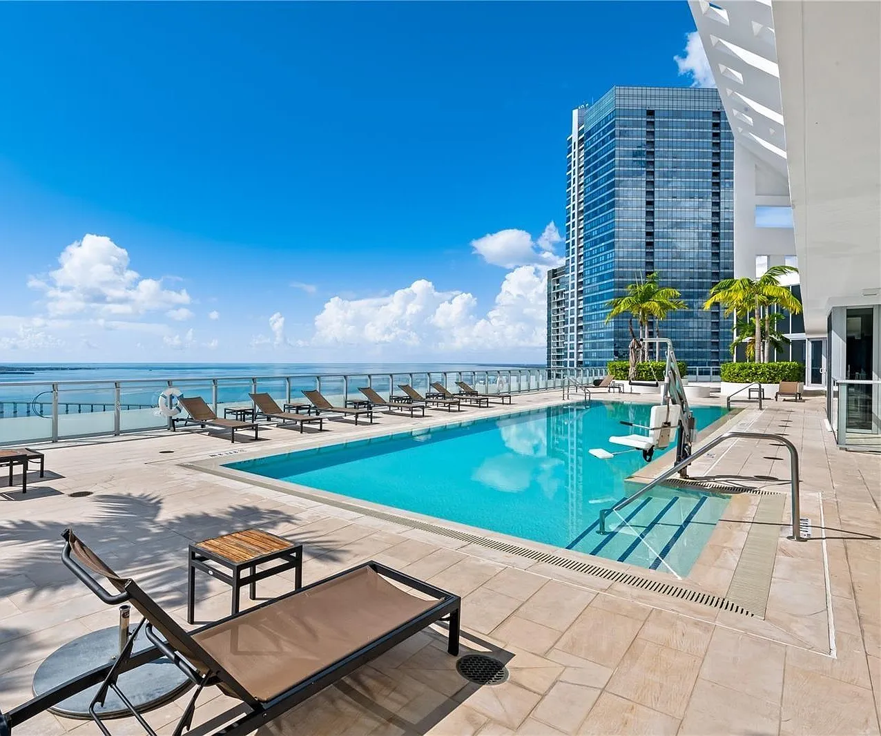 1 bed, 1.5 bath, 848 sqft, $4,300 — Photo 3