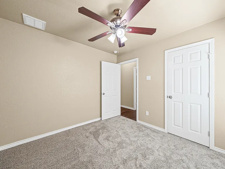7920 Hawthorn — Photo 15