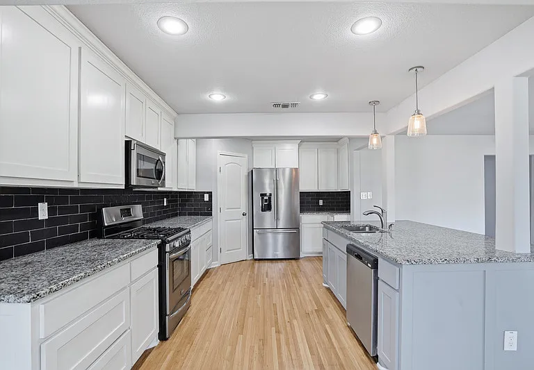 2933 S Hills Ave — Photo 8