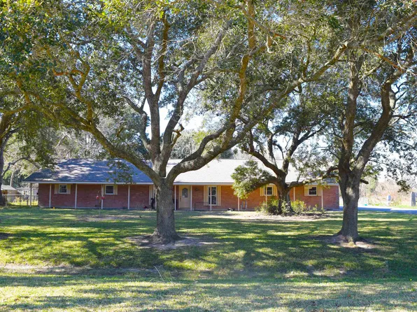 1746 Orchid Ln, Winnie, TX 77665