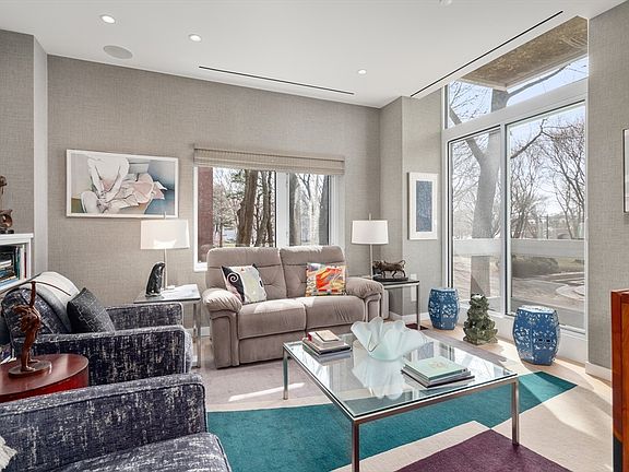4th image of 975 Memorial Dr #201/202
