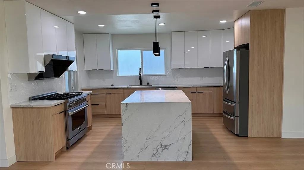 4 bed, 1699 sqft, $4,650 — Photo 3