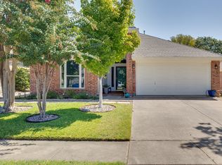 911 Summerbrook Dr, Euless, TX 76040