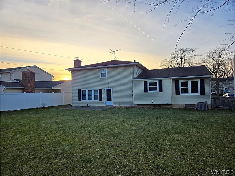 161 Foxpoint Dr W — Photo 4
