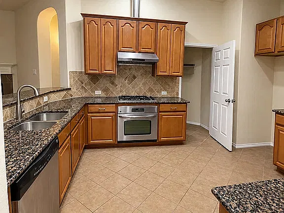 3 bed, 1812 sqft, $2,100 — Photo 2