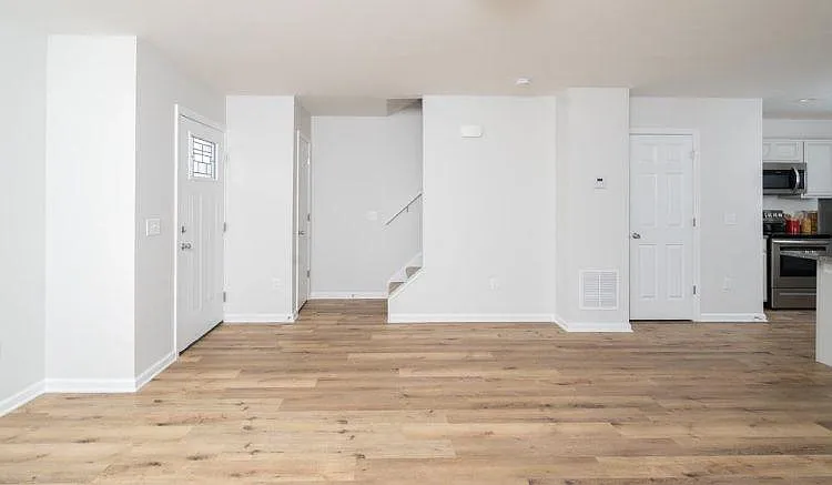 1st floor: you can see the entrance and the stairs to the upper floor. On the right of the picture are the door to the bathroom, and part of the kitchen area.