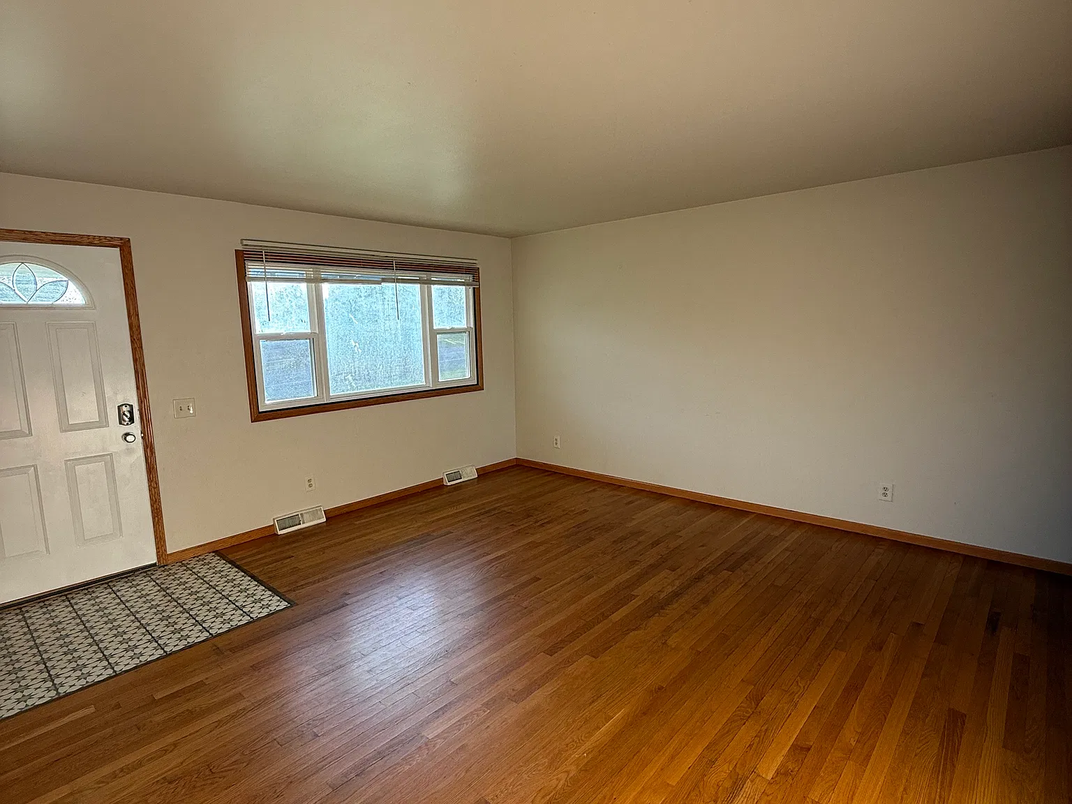 3 bed, 1300 sqft, $2,300 — Photo 4