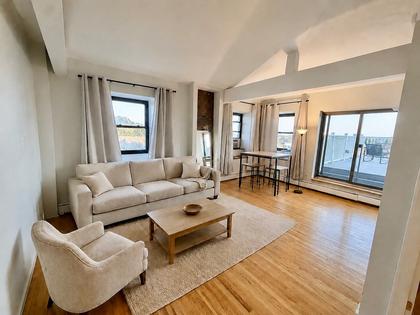 2 bed, 800 sqft, $3,600 — Photo 1