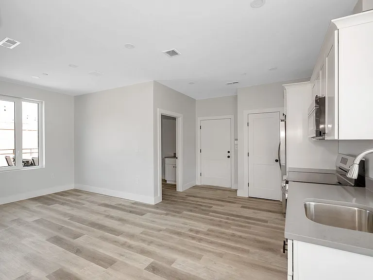 1 Lafayette Sq #401 — Photo 2