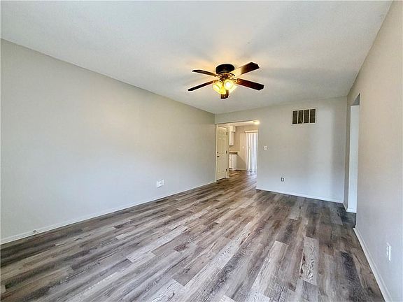 5th image of 400 NE Westwind Dr APT B