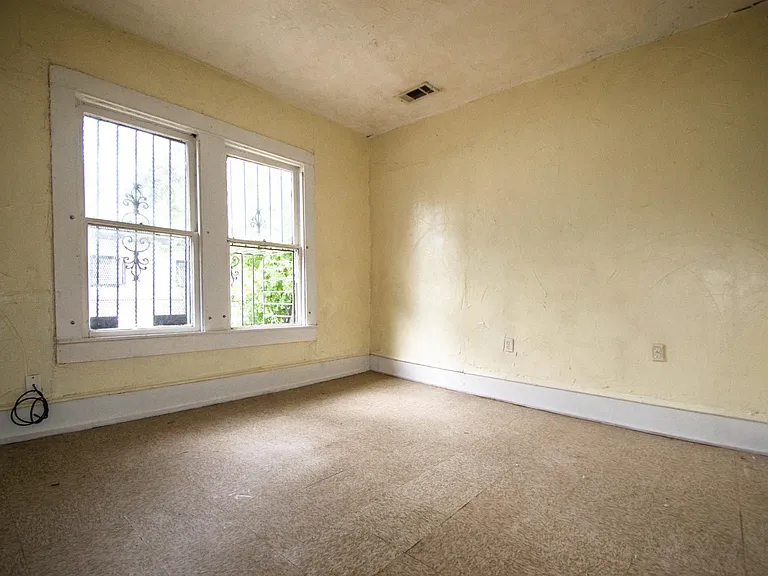 4306 Metropolitan Ave — Photo 4