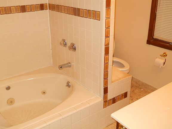 2nd image of 635 Kenaw Dr