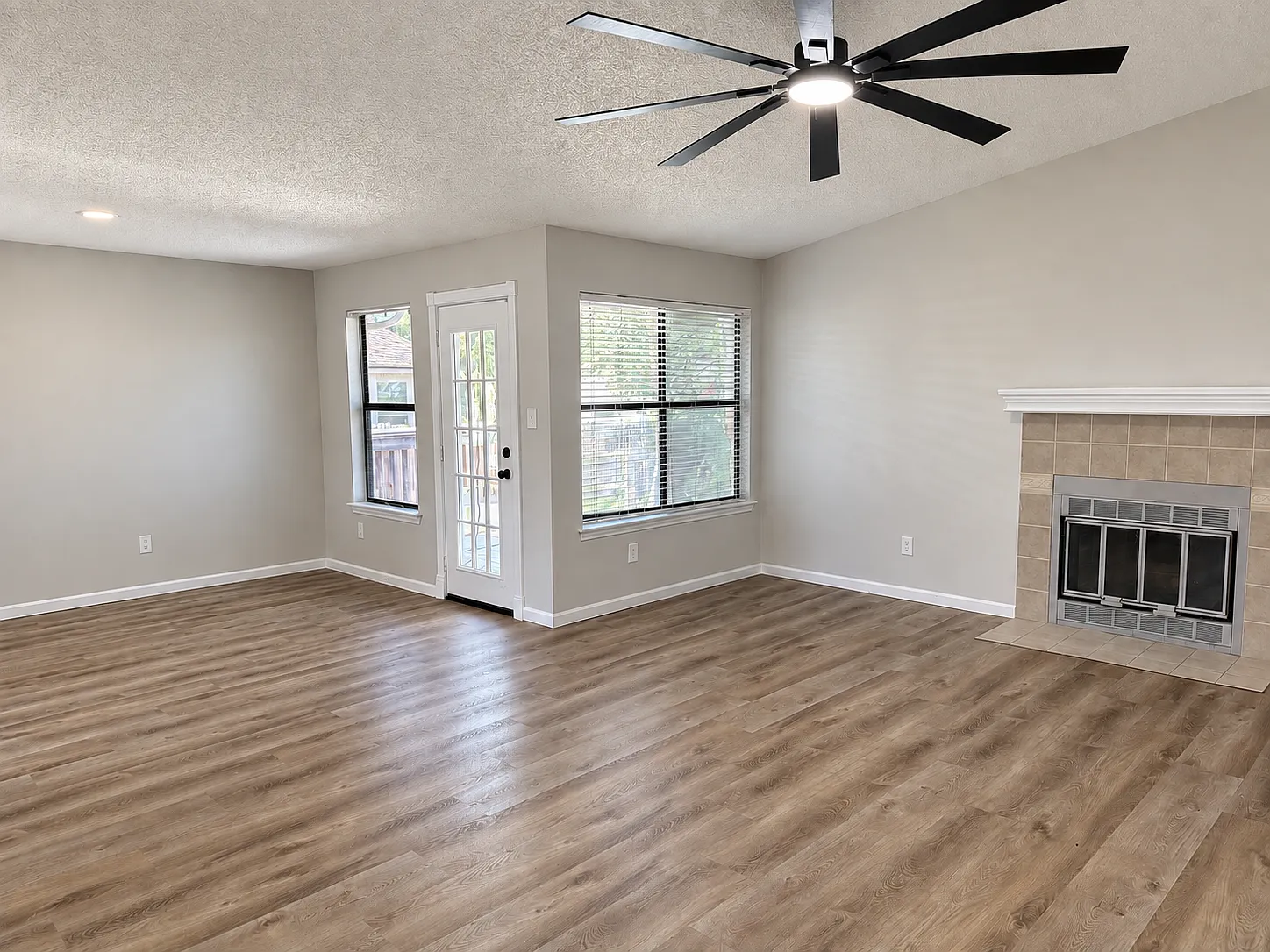 3 bed, 1368 sqft, $2,400 — Photo 2