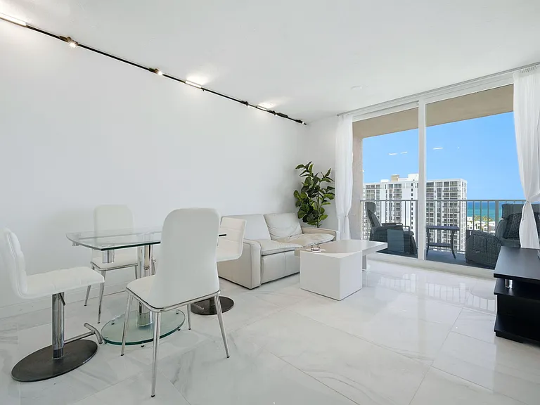 3020 NE 32nd Ave #1407 — Photo 3