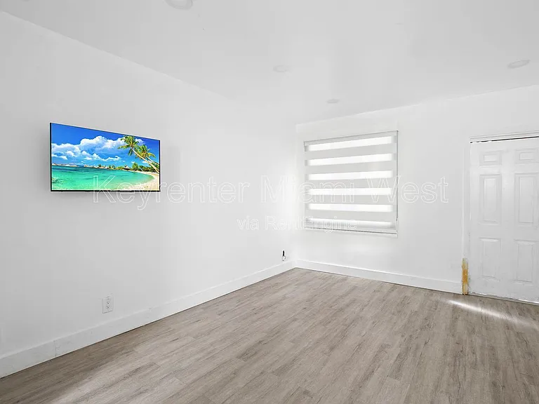 110 NW 9th Ave #5 — Photo 3