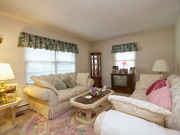 3rd image of 222 Circle Dr