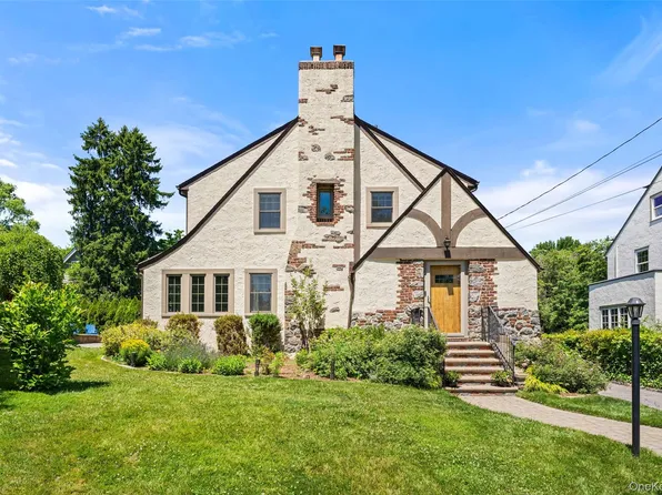 10 Cambridge Court, Larchmont, NY 10538