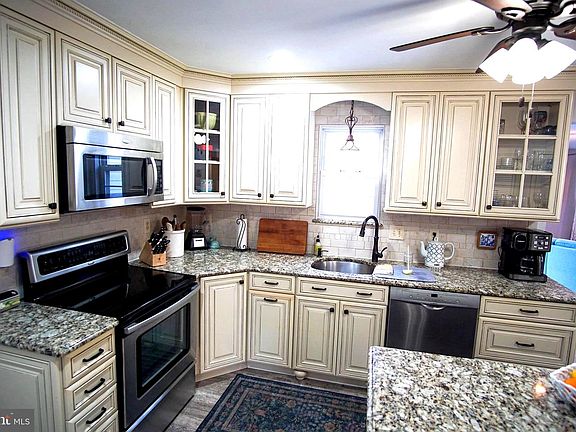 5th image of 906 Petinot Pl