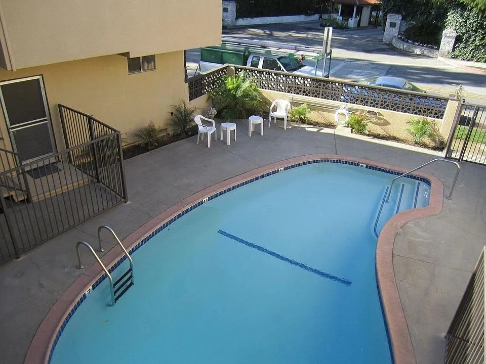4451 Lakeside Dr — Photo 3
