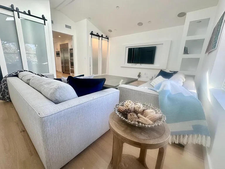 23032 Mariano St — Photo 13