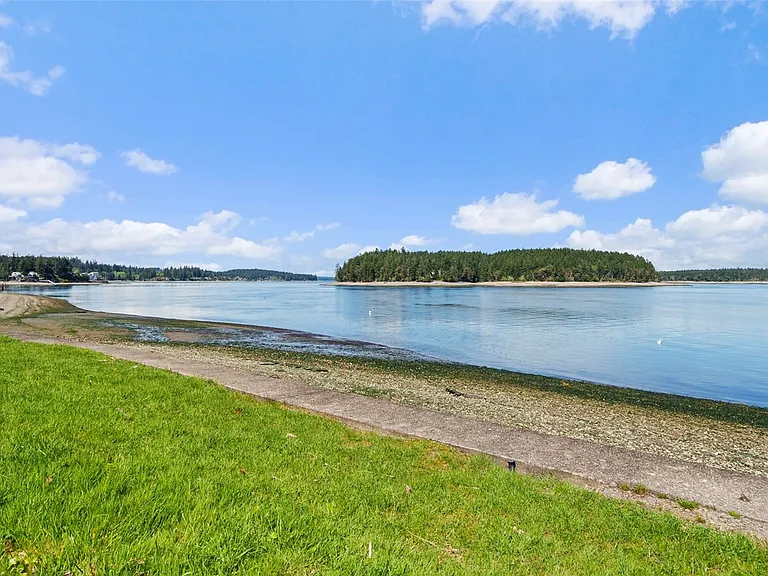 2334 Island Dr NW — Photo 4