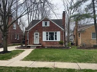 2015 Huntington Blvd, Grosse Pointe Woods, MI 48236