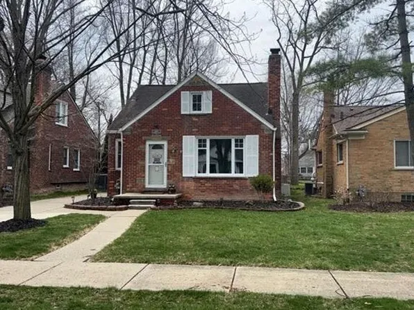 2015 Huntington Blvd, Grosse Pointe Woods, MI 48236