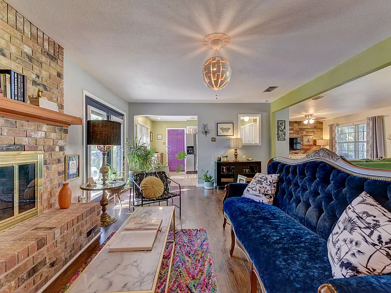 210 Live Oak Dr — Photo 2