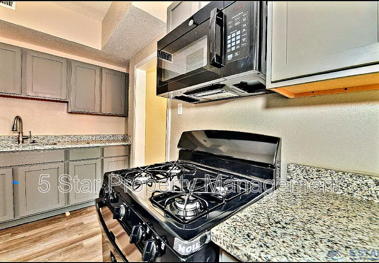 615 Arizona Ave #2 — Photo 16